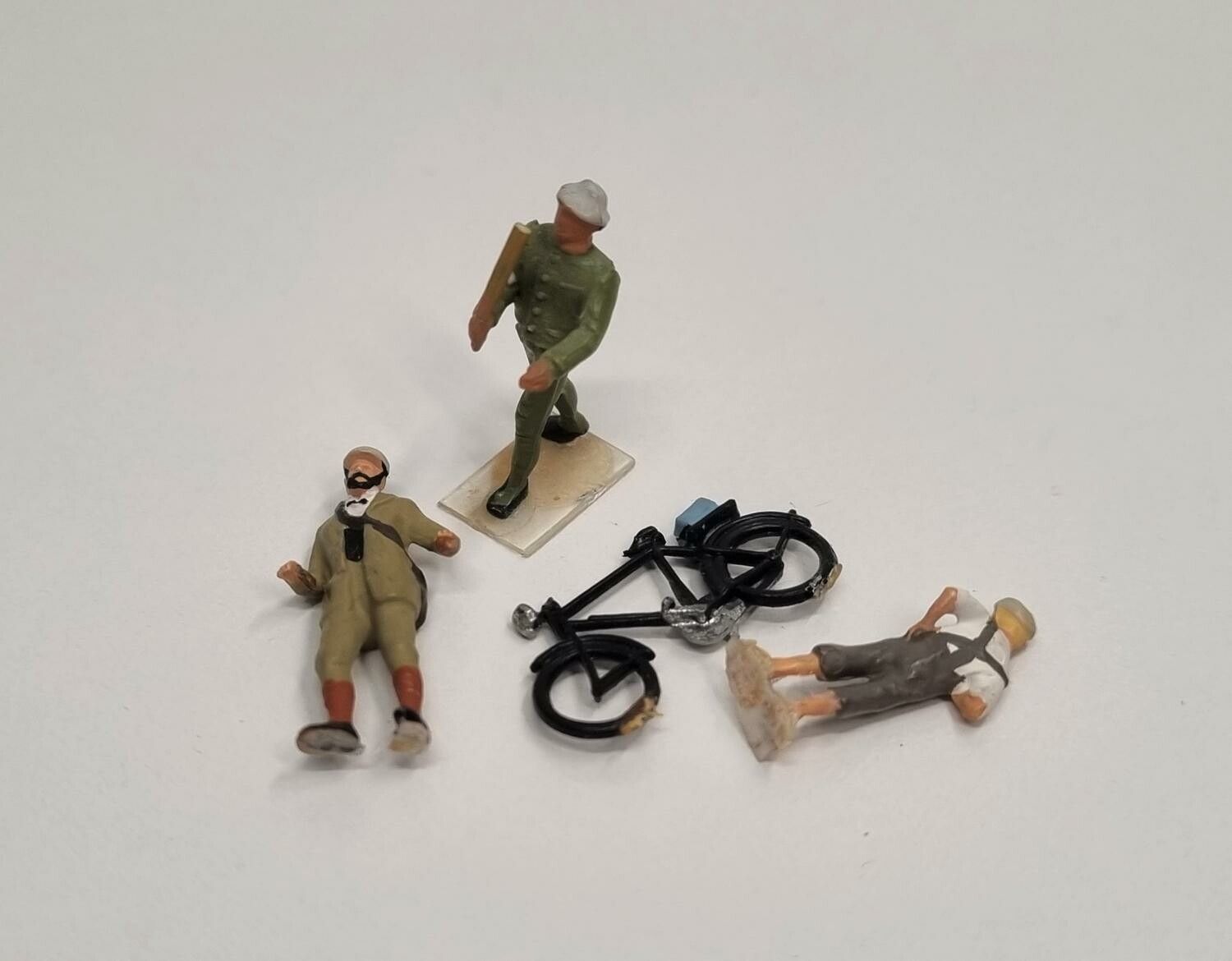 4 st miniatyrfigurer för dockskåp / tittskåp med mera