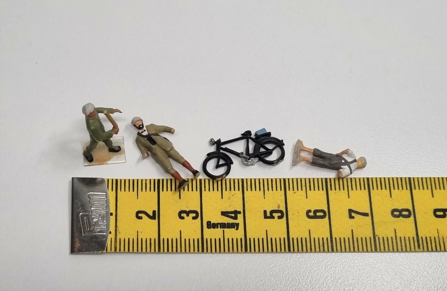 4 st miniatyrfigurer för dockskåp / tittskåp med mera