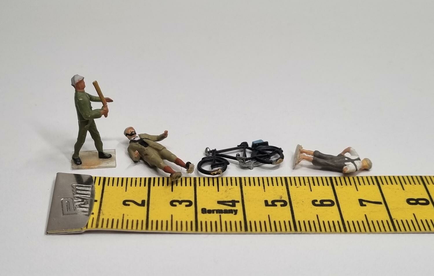 4 st miniatyrfigurer för dockskåp / tittskåp med mera