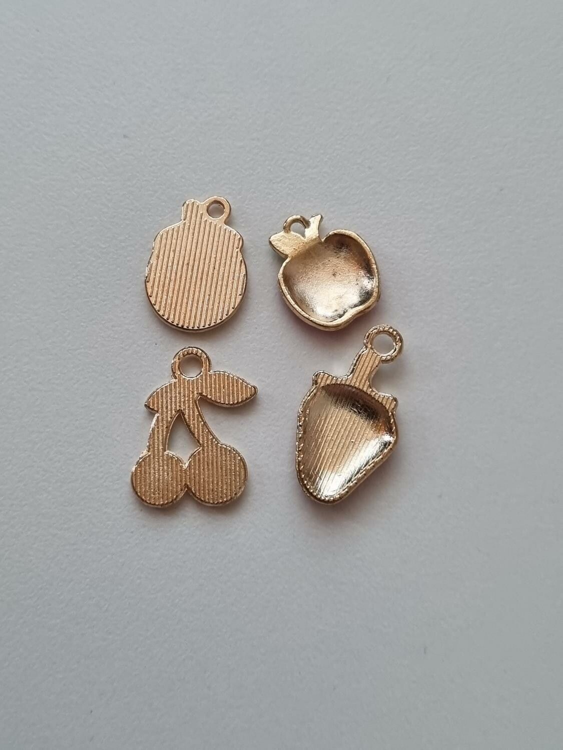 4 st frukt Berlocker Charms (äpplen, jordgubbe, körsbär)