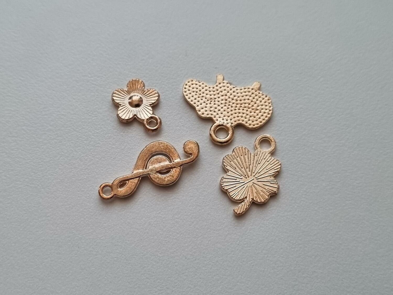 4 st blå Berlocker Charms (får, fyrklöver, blomma och not)