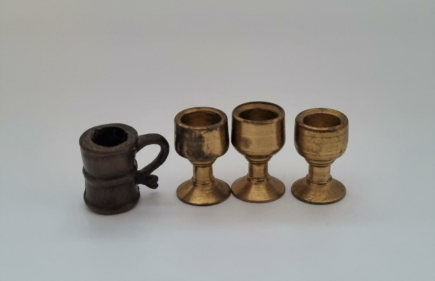 4 st små bägare / glas. Miniatyr till dockhus, dockskåp / tittskåp med mera