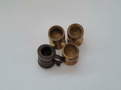 4 st små bägare / glas. Miniatyr till dockhus, dockskåp / tittskåp med mera