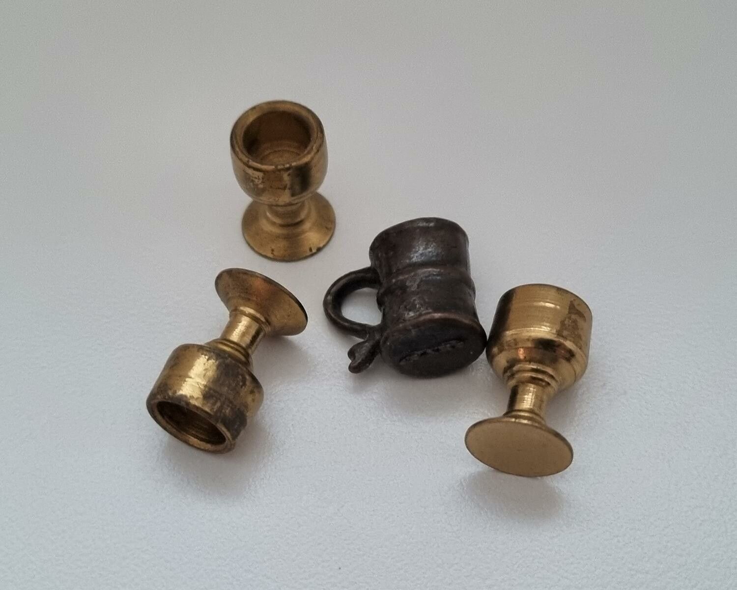 4 st små bägare / glas. Miniatyr till dockhus, dockskåp / tittskåp med mera