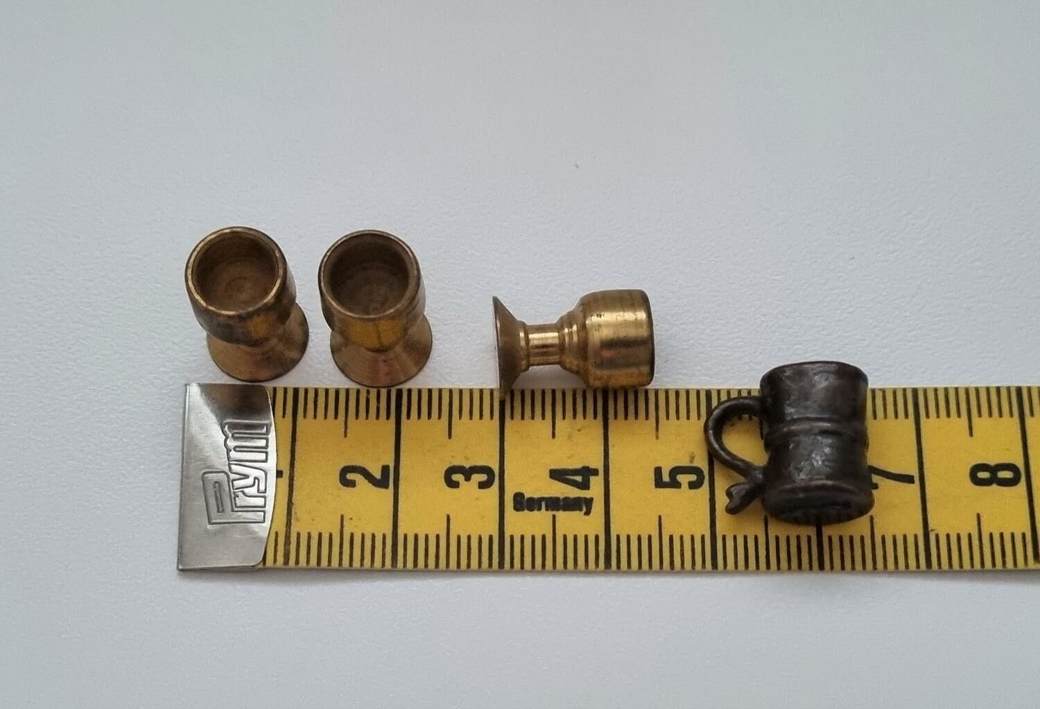 4 st små bägare / glas. Miniatyr till dockhus, dockskåp / tittskåp med mera