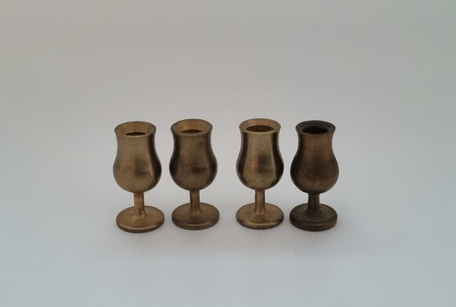 4 st små bägare / vinglas. Miniatyr till dockhus, dockskåp / tittskåp med mera