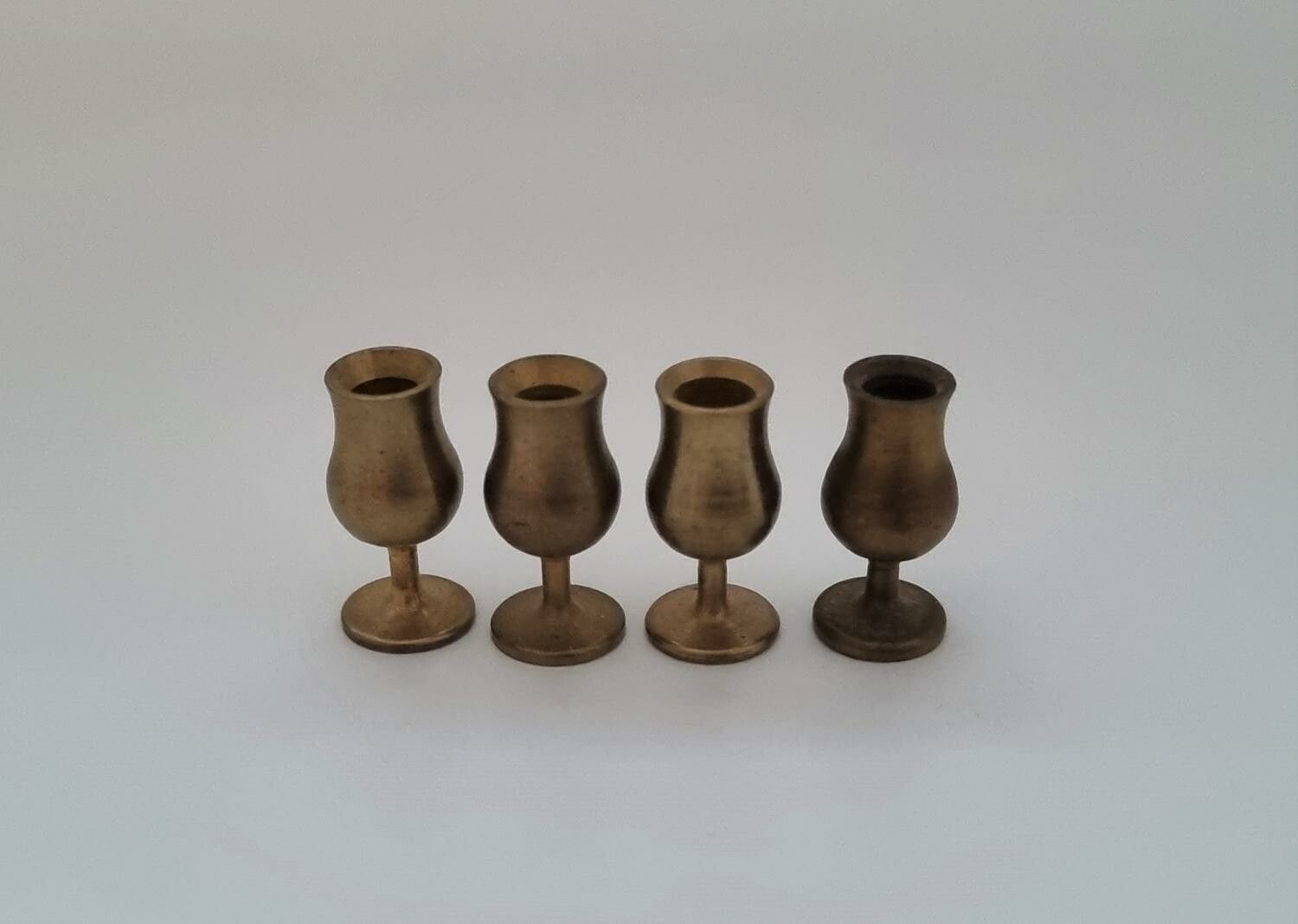 4 st små bägare / vinglas. Miniatyr till dockhus, dockskåp / tittskåp med mera