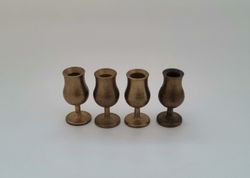 4 st små bägare / vinglas. Miniatyr till dockhus, dockskåp / tittskåp med mera
