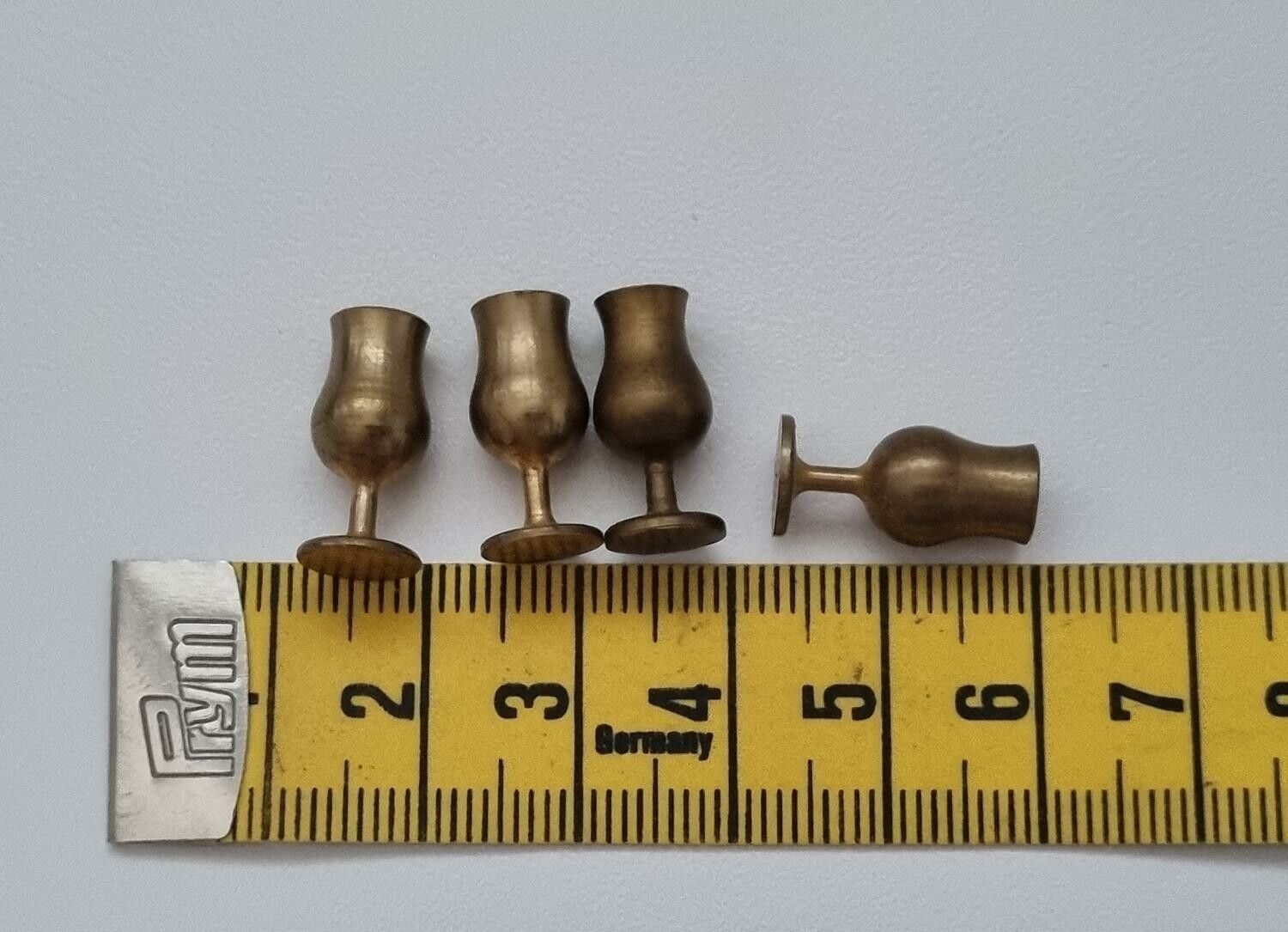 4 st små bägare / vinglas. Miniatyr till dockhus, dockskåp / tittskåp med mera