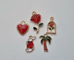 5 st röda berlocker hängen / charms
