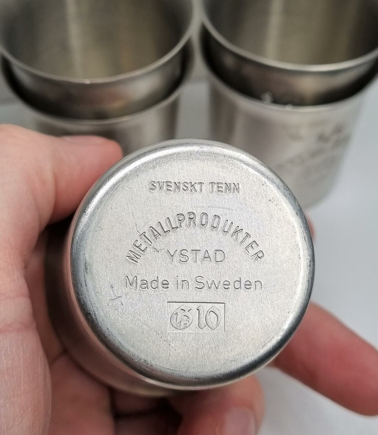 6 st muggar / brännvinsmuggar i tenn.