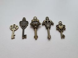 5 st nycklar, retro nycklar, antikliknande nycklar berlocker