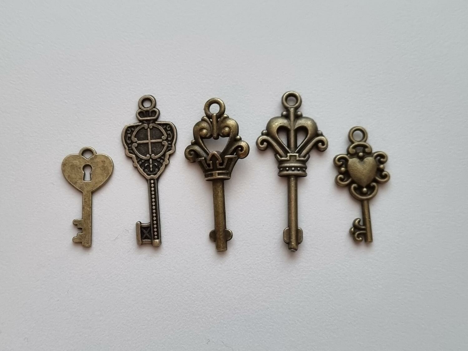 5 st nycklar, retro nycklar, antikliknande nycklar berlocker