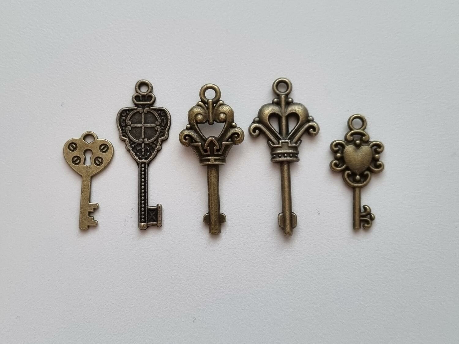5 st nycklar, retro nycklar, antikliknande nycklar berlocker