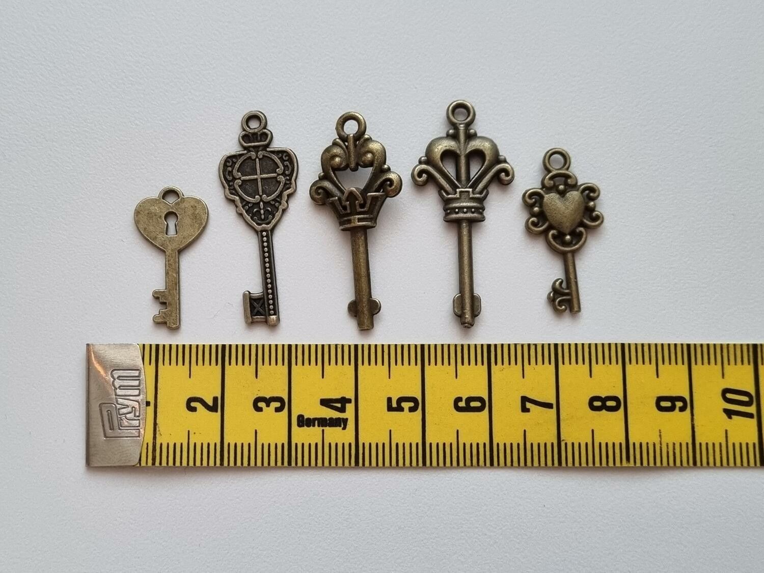 5 st nycklar, retro nycklar, antikliknande nycklar berlocker