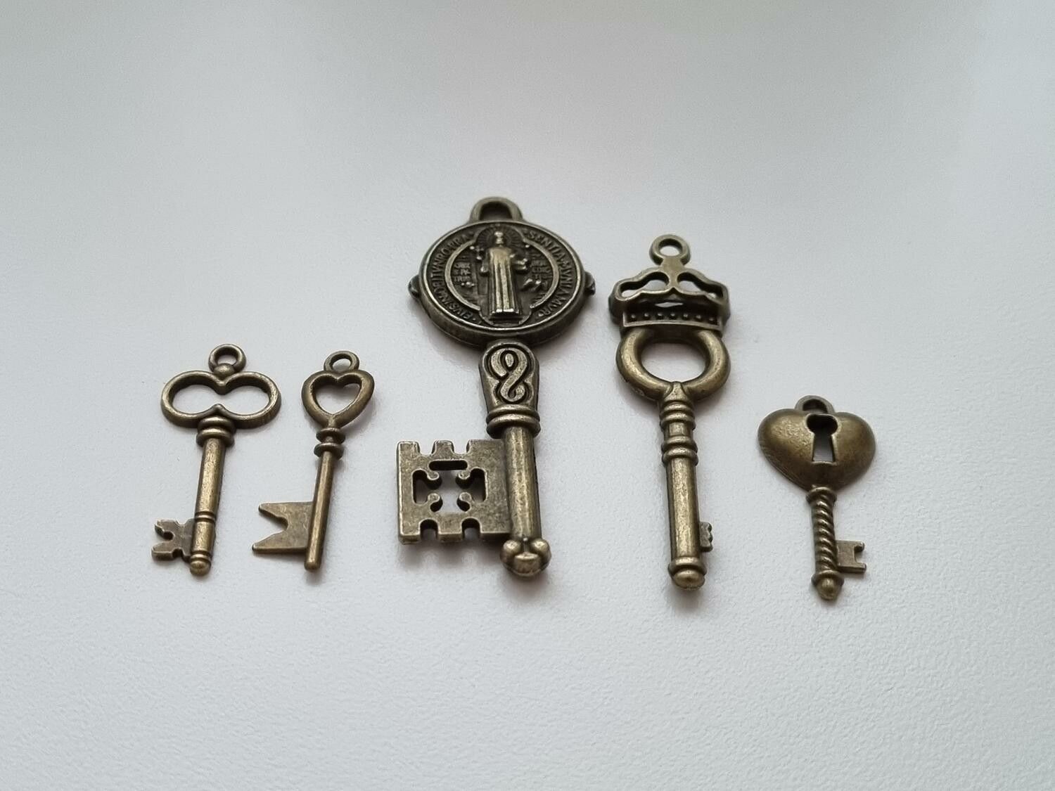5 st nycklar, retro nycklar, antikliknande nycklar berlocker