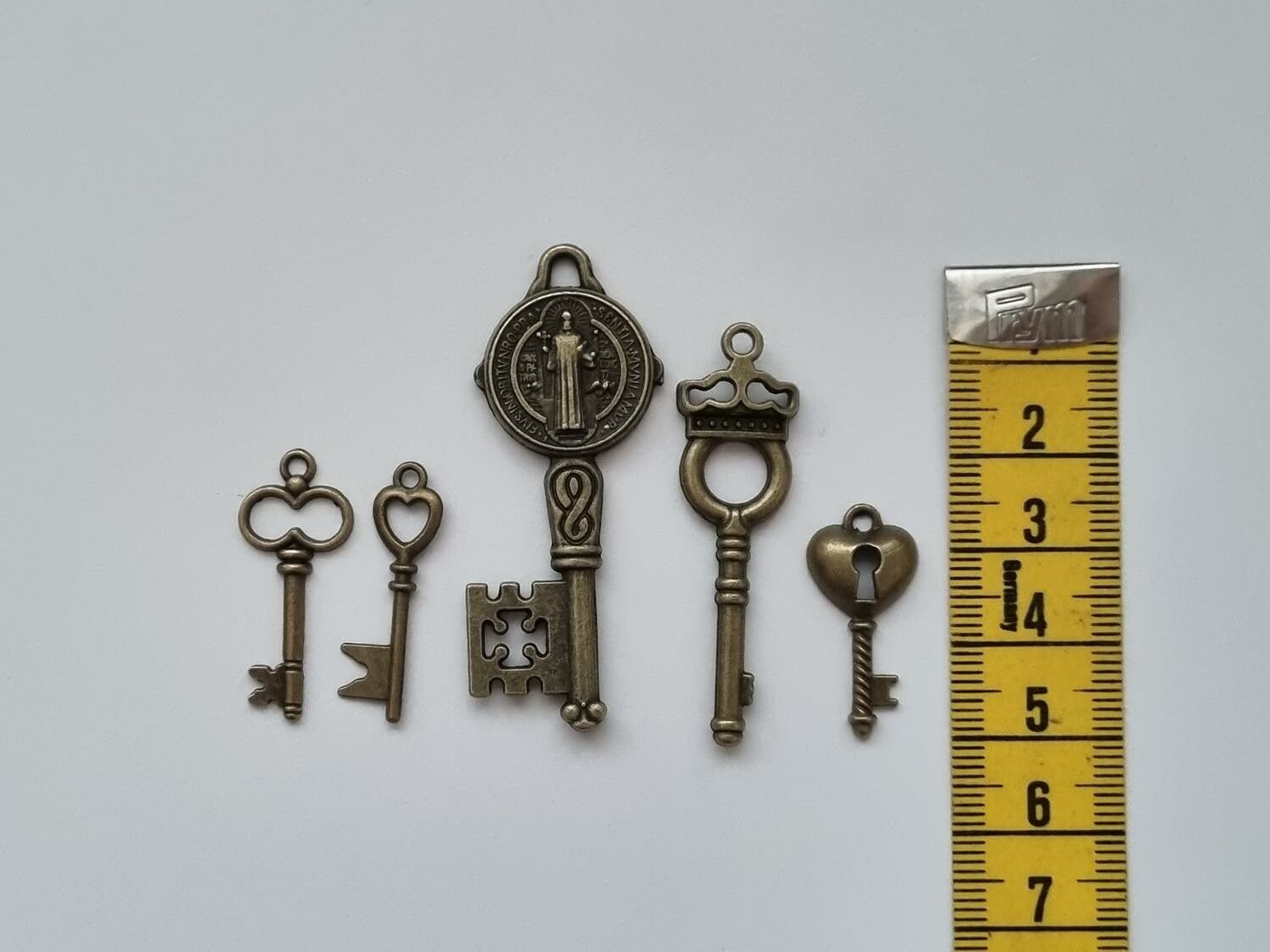 5 st nycklar, retro nycklar, antikliknande nycklar berlocker