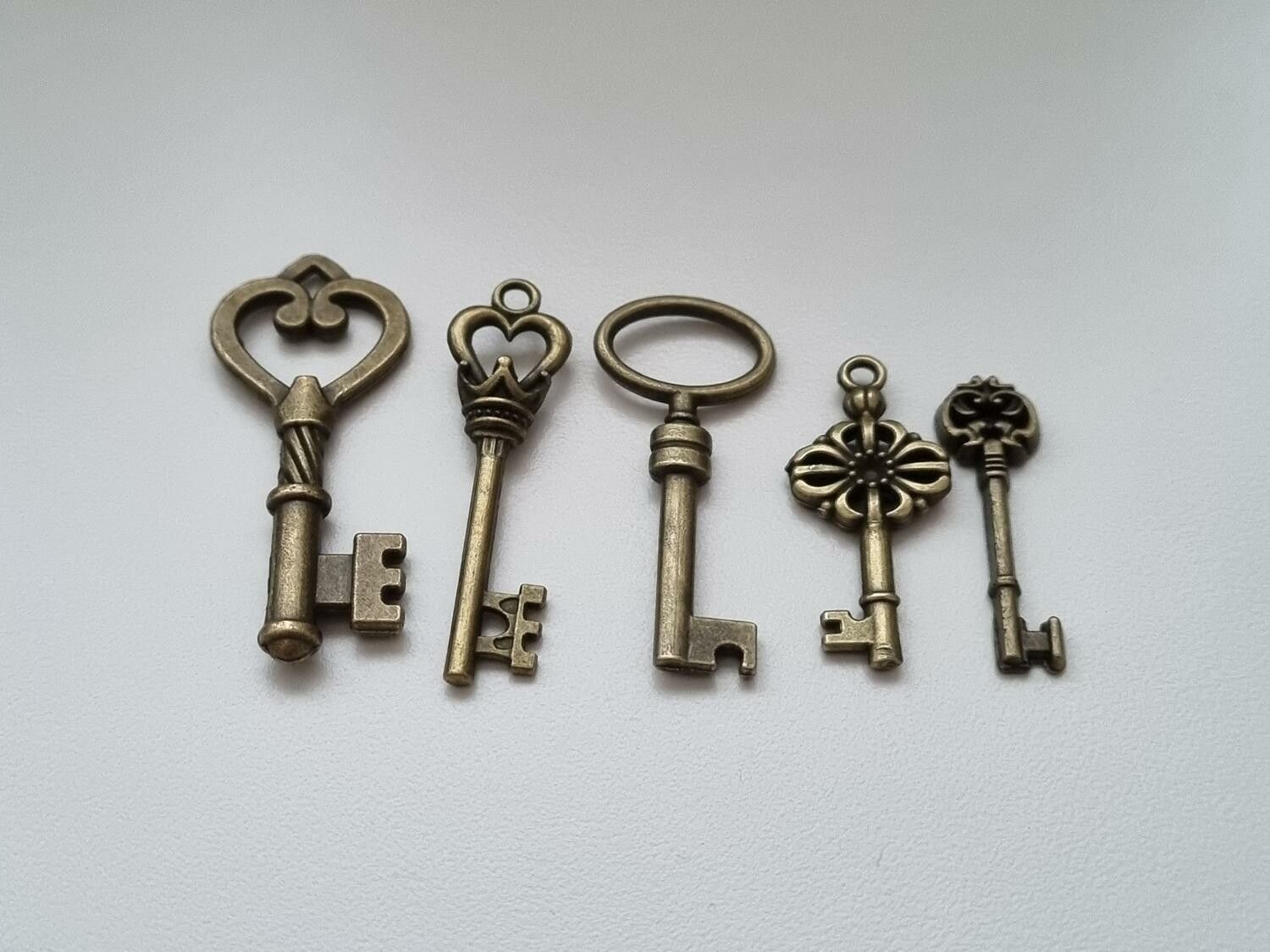 5 st nycklar, retro nycklar, antikliknande nycklar berlocker