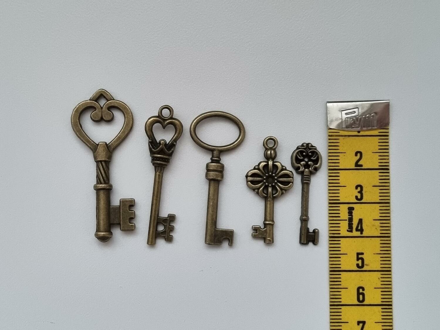 5 st nycklar, retro nycklar, antikliknande nycklar berlocker