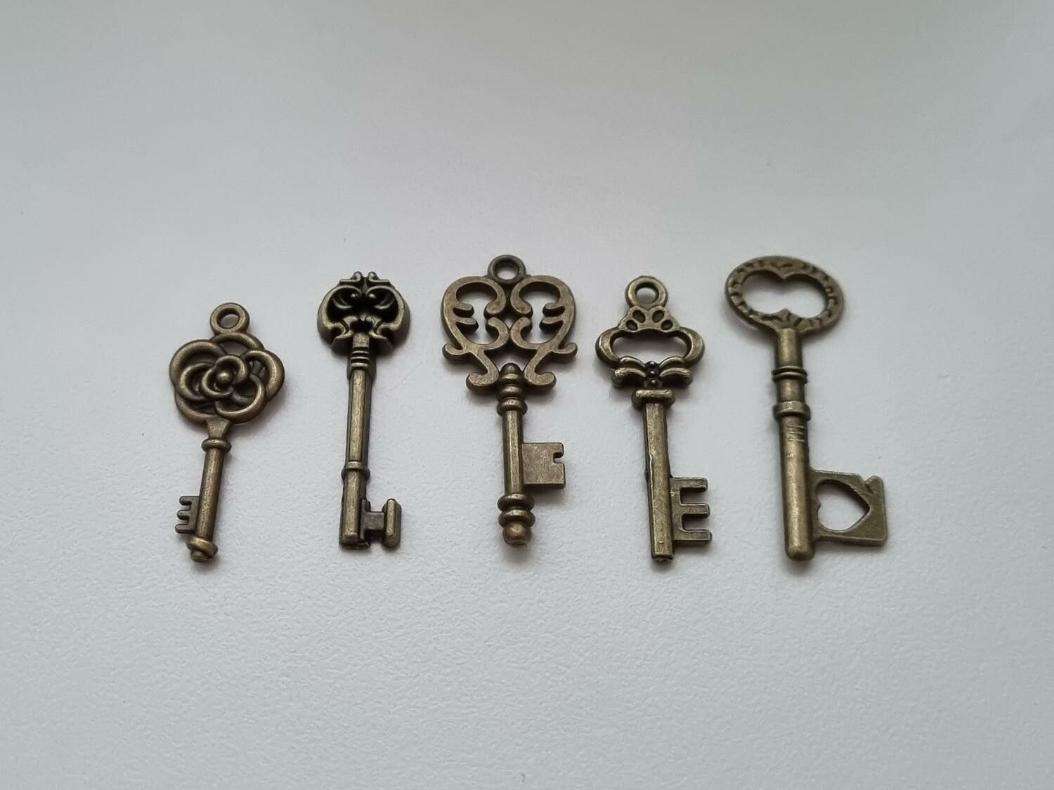 5 st nycklar, retro nycklar, antikliknande nycklar berlocker