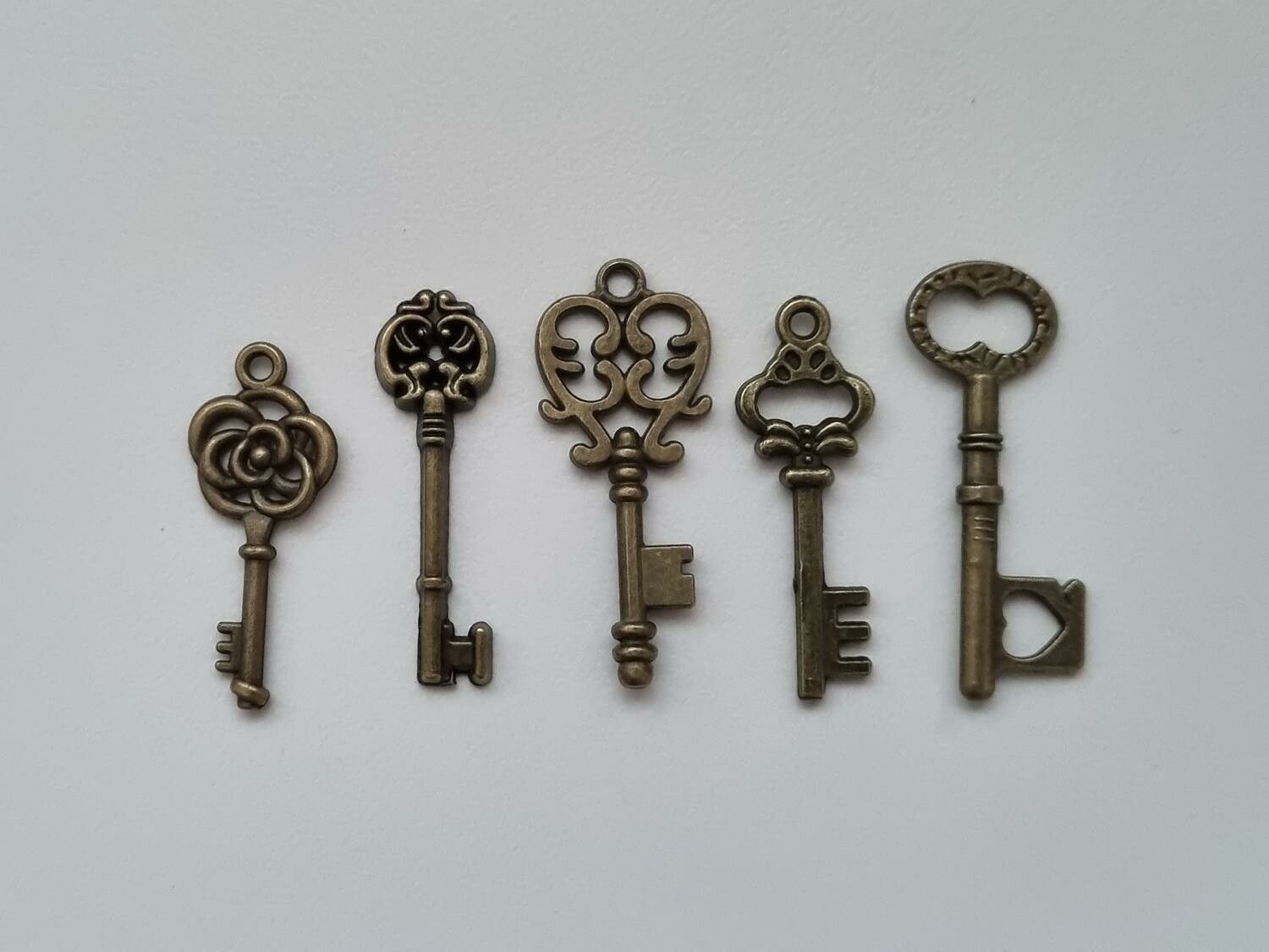 5 st nycklar, retro nycklar, antikliknande nycklar berlocker