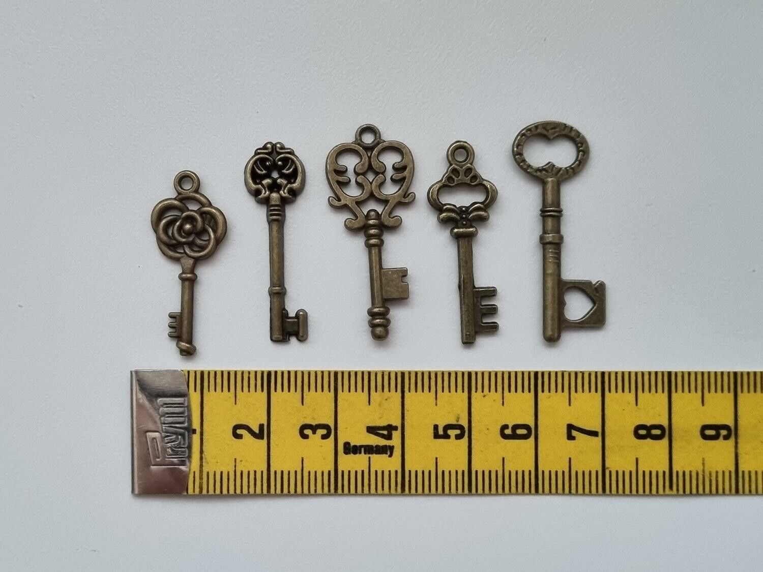 5 st nycklar, retro nycklar, antikliknande nycklar berlocker