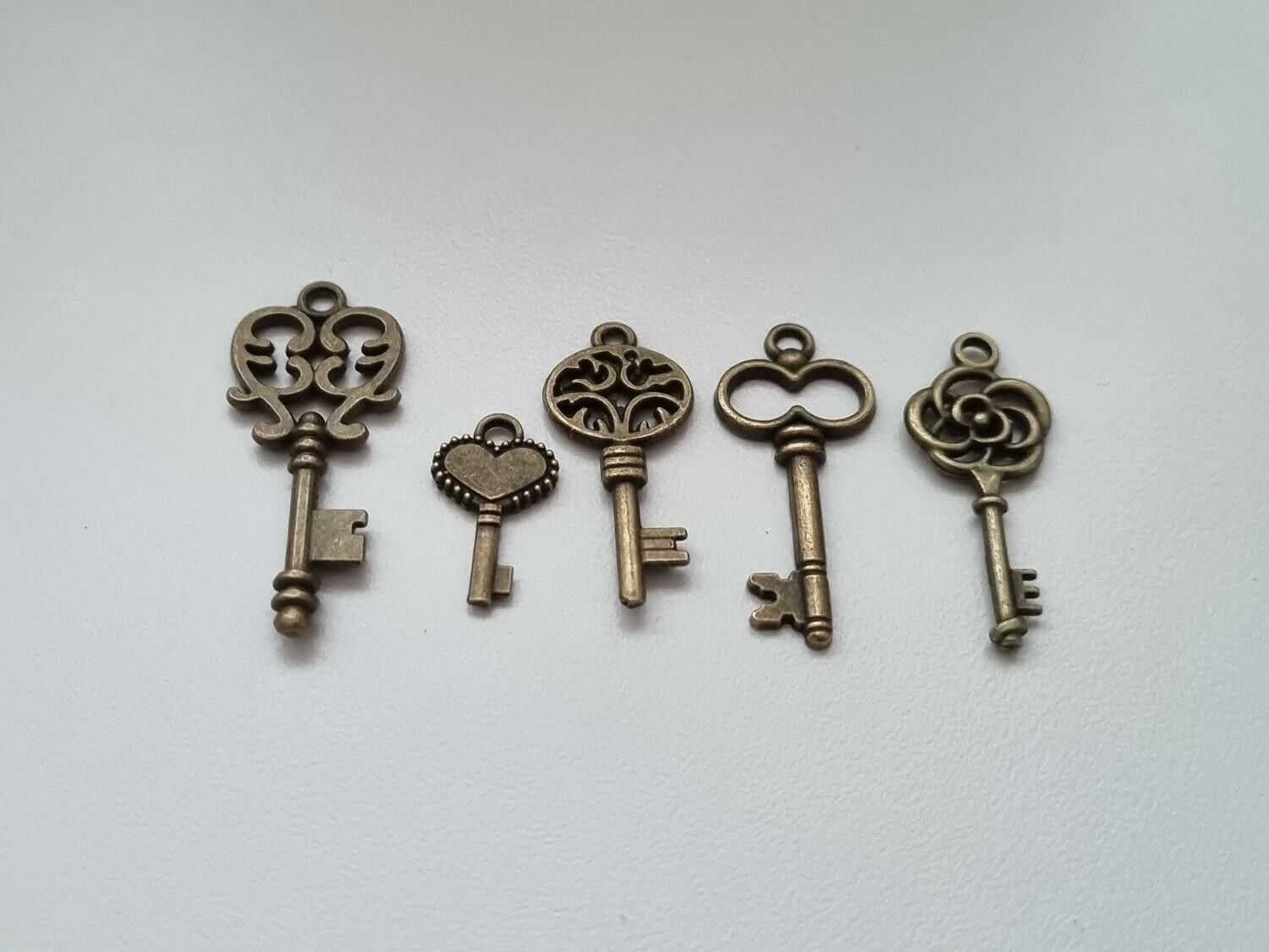 5 st nycklar, retro nycklar, antikliknande nycklar berlocker