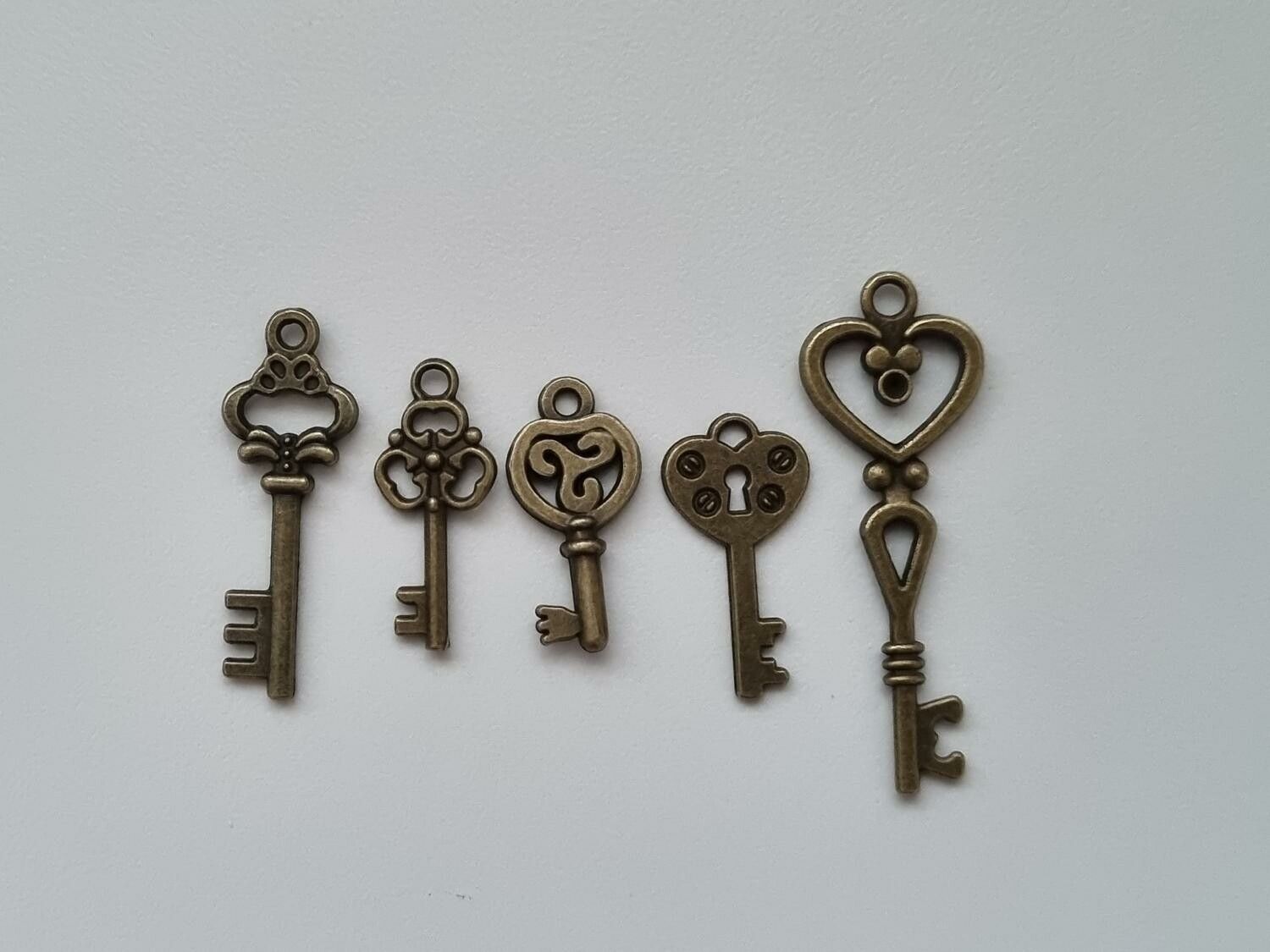 5 st nycklar, retro nycklar, antikliknande nycklar berlocker