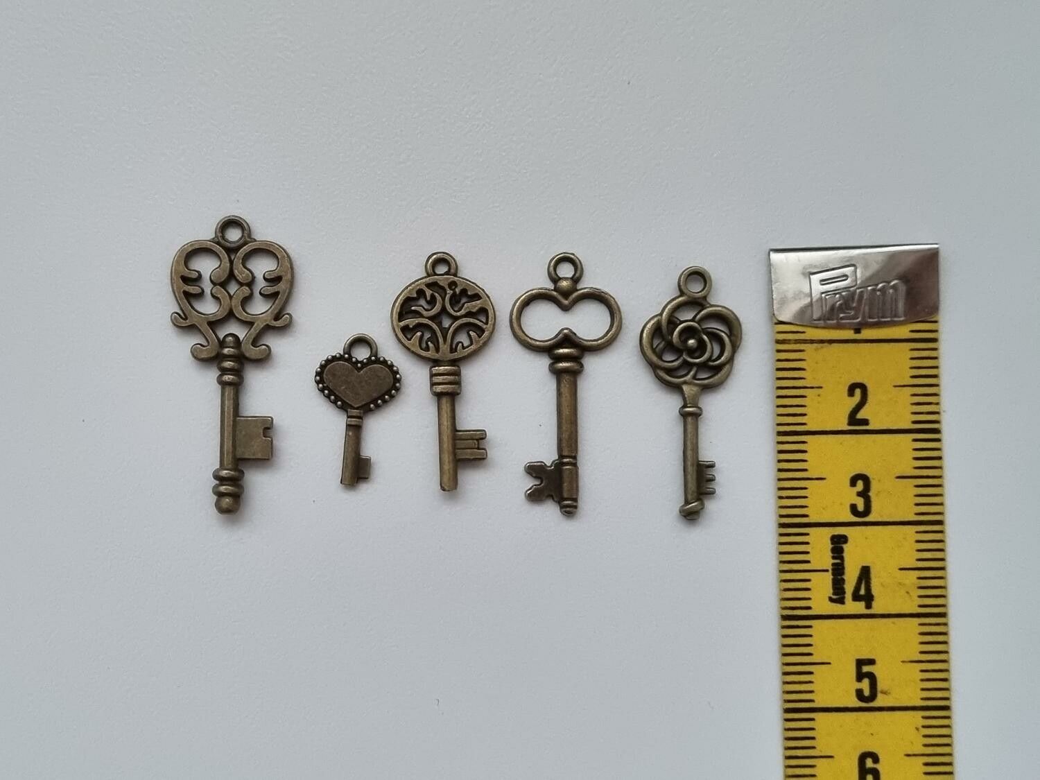 5 st nycklar, retro nycklar, antikliknande nycklar berlocker