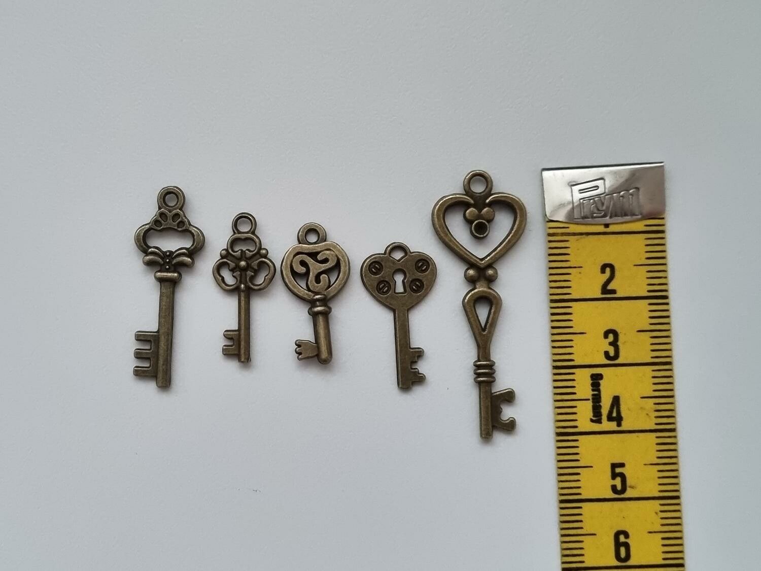 5 st nycklar, retro nycklar, antikliknande nycklar berlocker