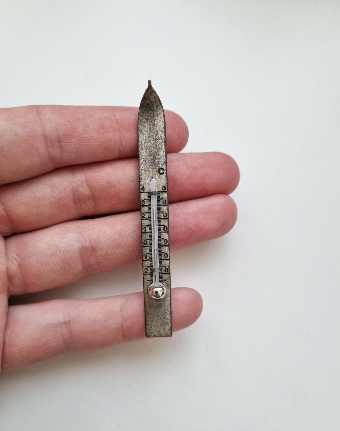 Brosch termometer