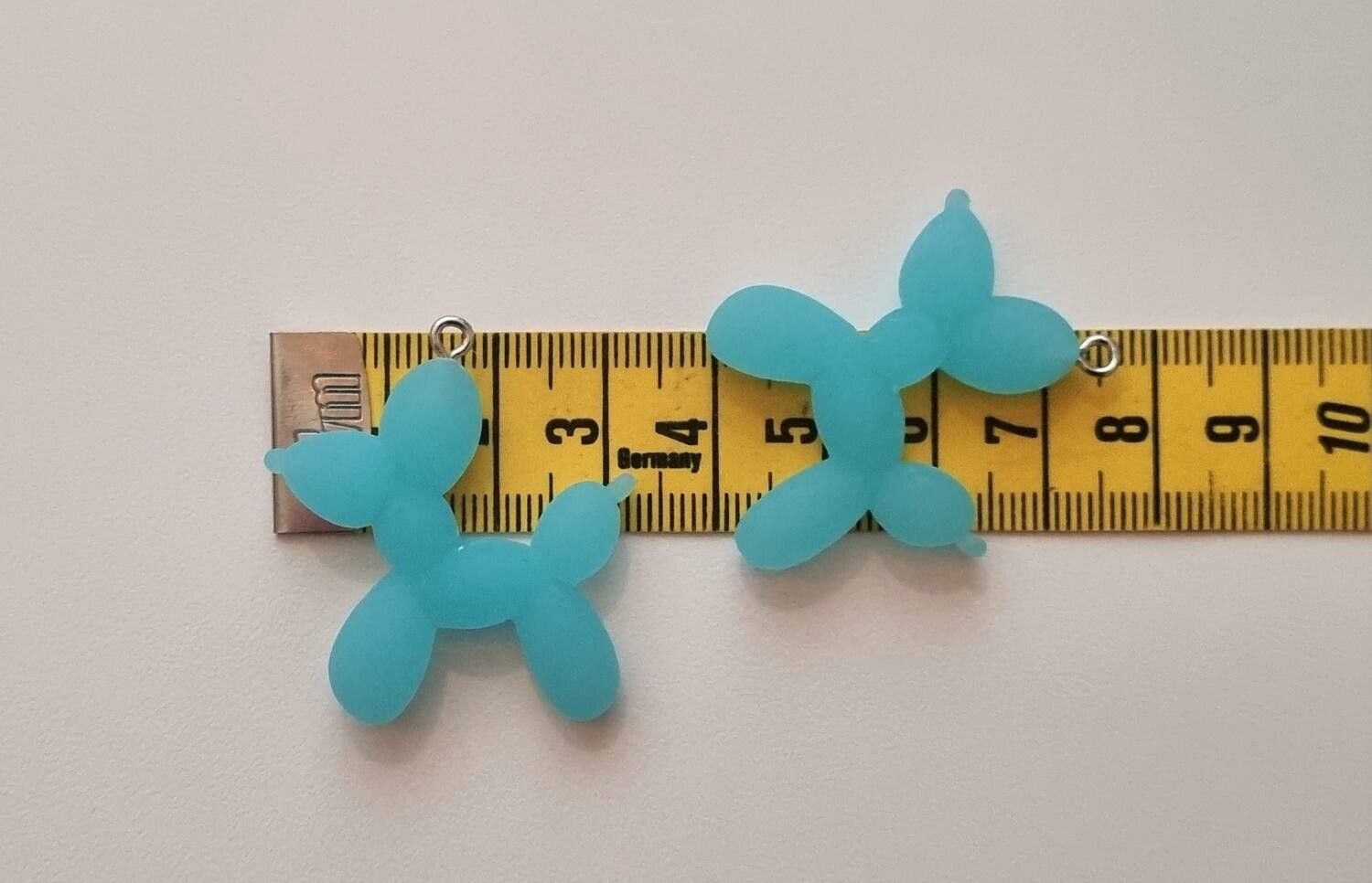 2 st blå/turkos ballonghundar, hundar - Miniatyrer berlocker charms