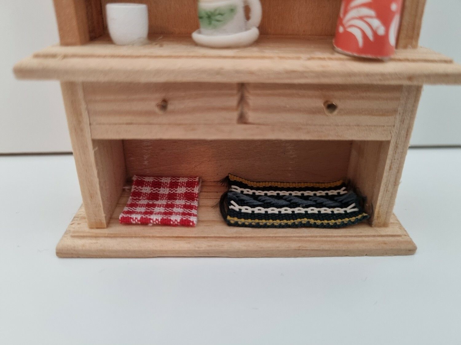 Dockskåpsmöbel i trä / köksskåp med miniatyrer