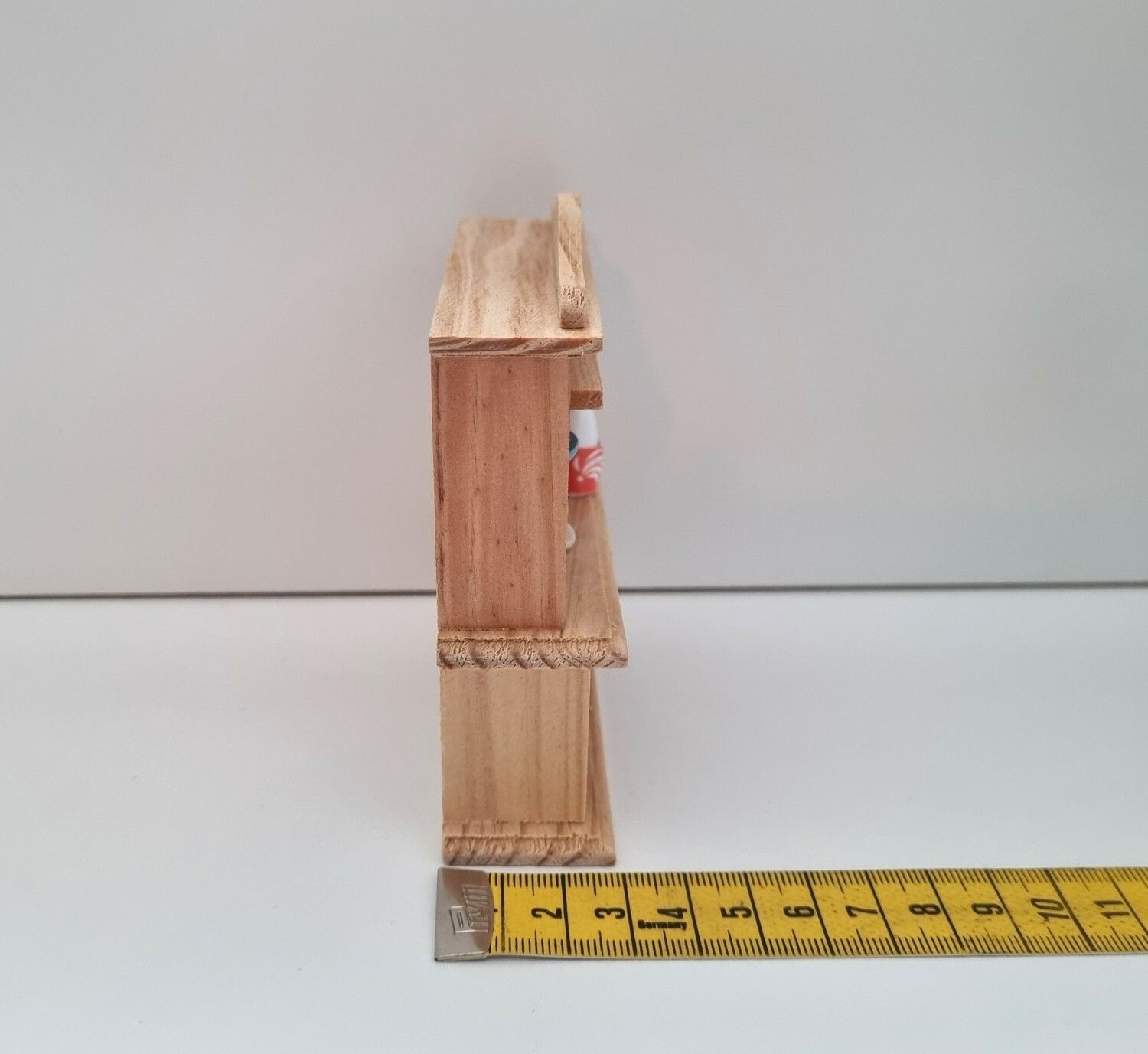 Dockskåpsmöbel i trä / köksskåp med miniatyrer