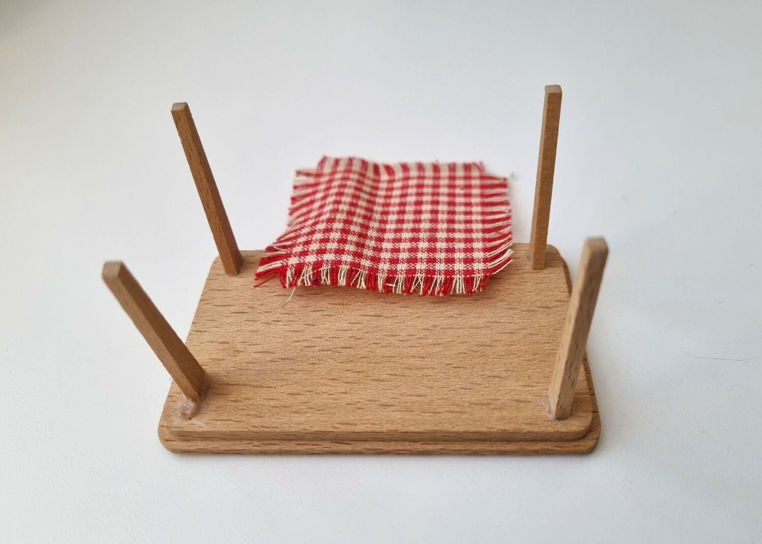 Dockskåpsmöbel, bord med duk