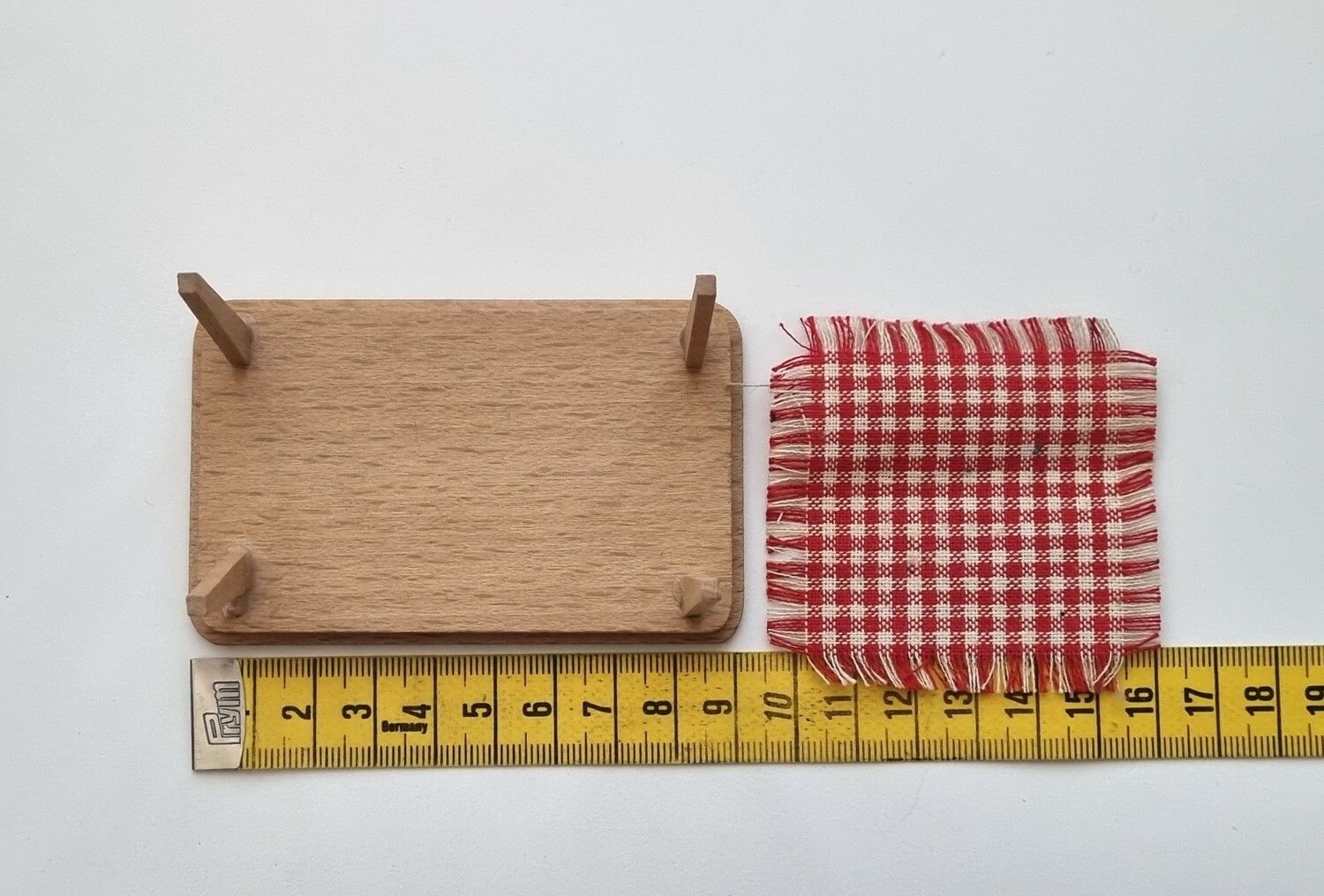 Dockskåpsmöbel, bord med duk