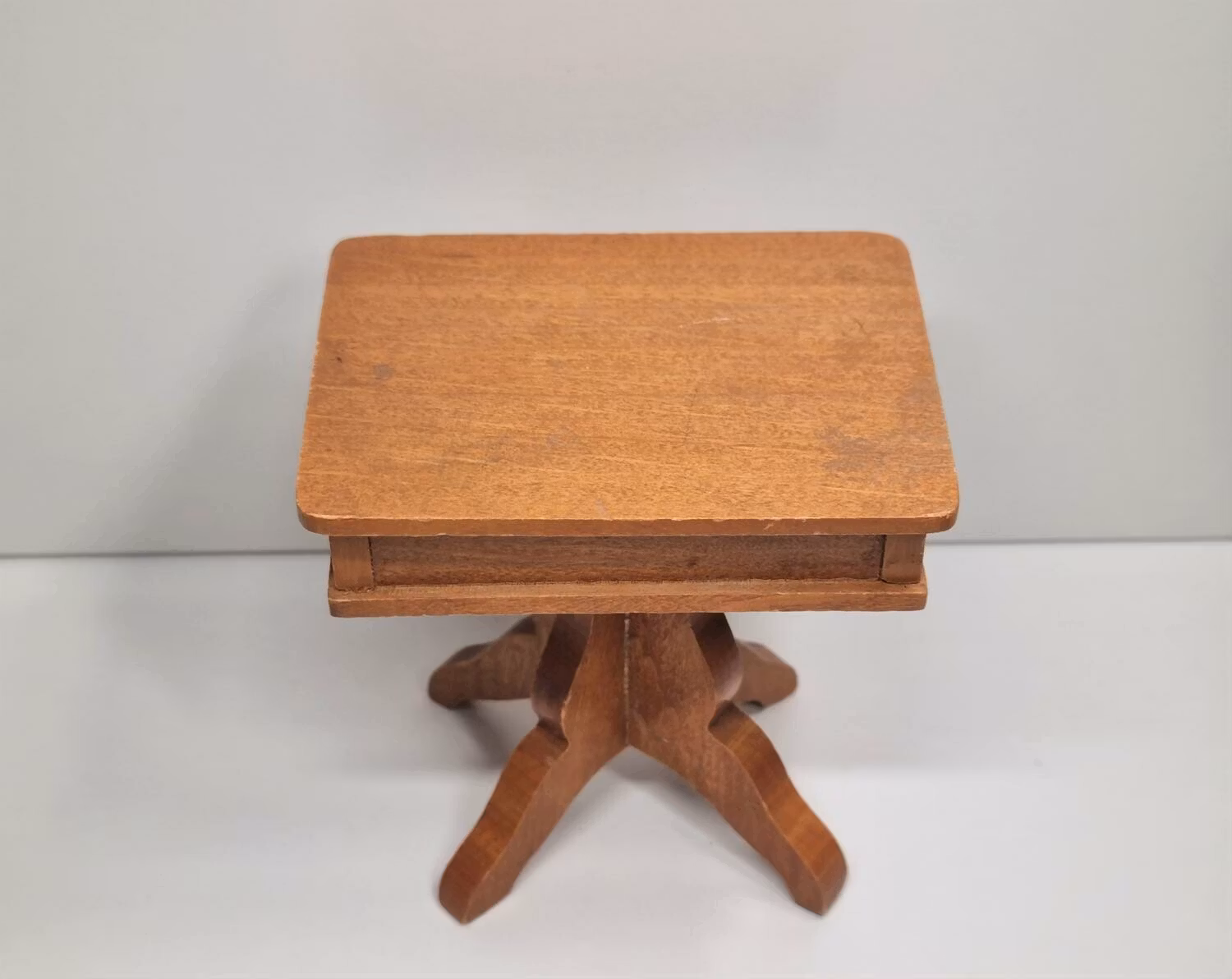 Dockskåpsmöbel, Nattduksbord med låda