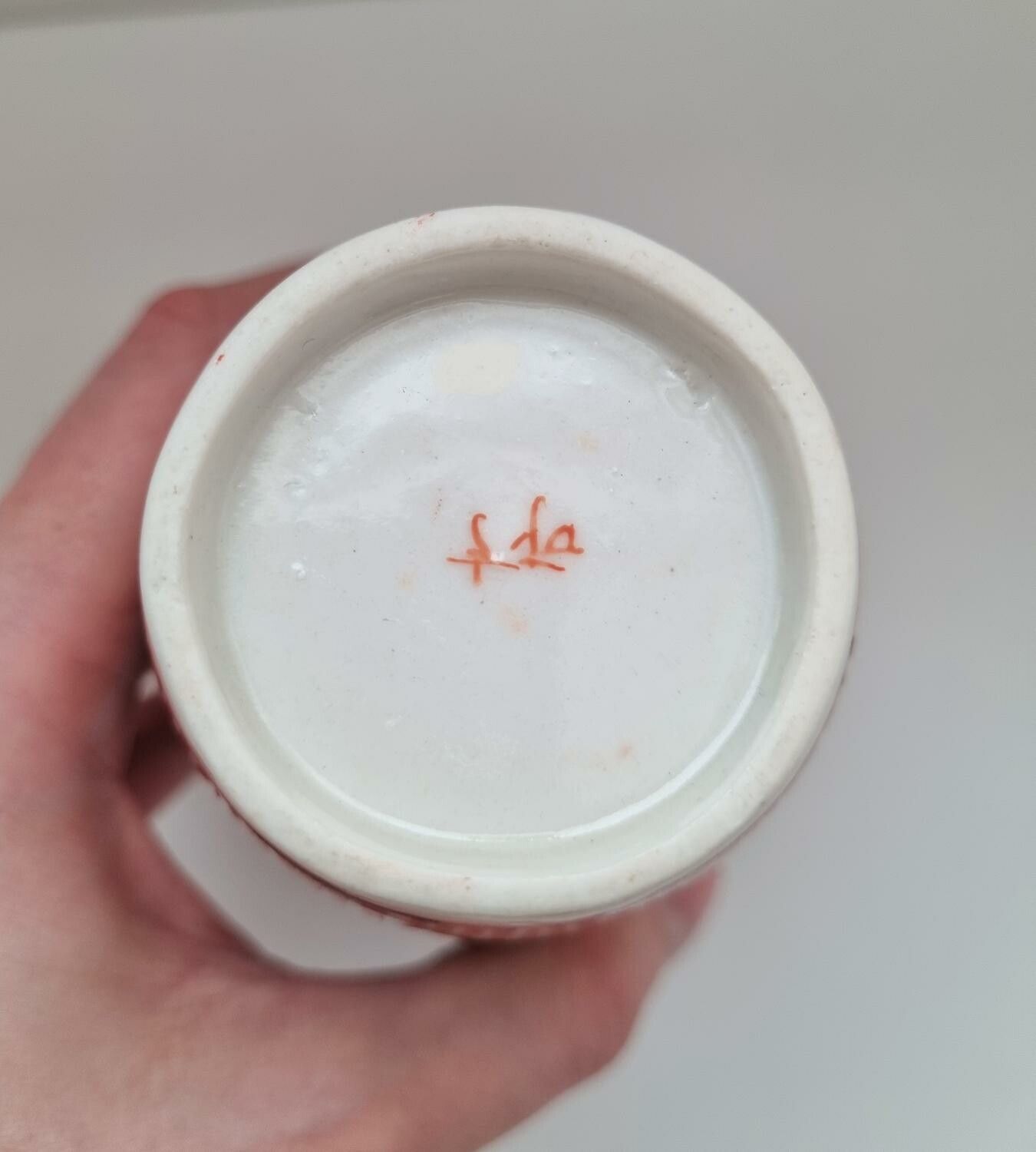 Rödvit vas (15,2 cm hög, 264 gram)