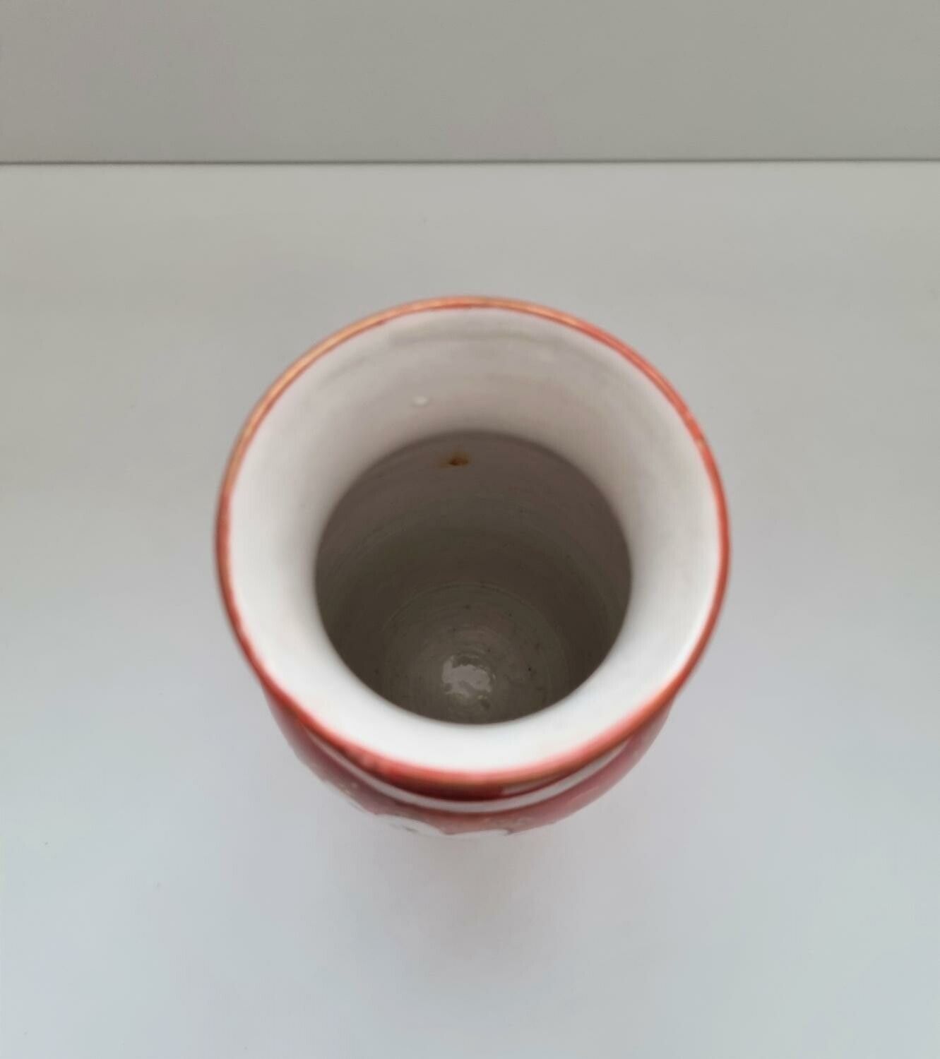 Rödvit vas (15,2 cm hög, 264 gram)