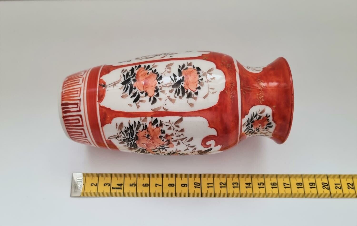 Rödvit vas (15,2 cm hög, 264 gram)
