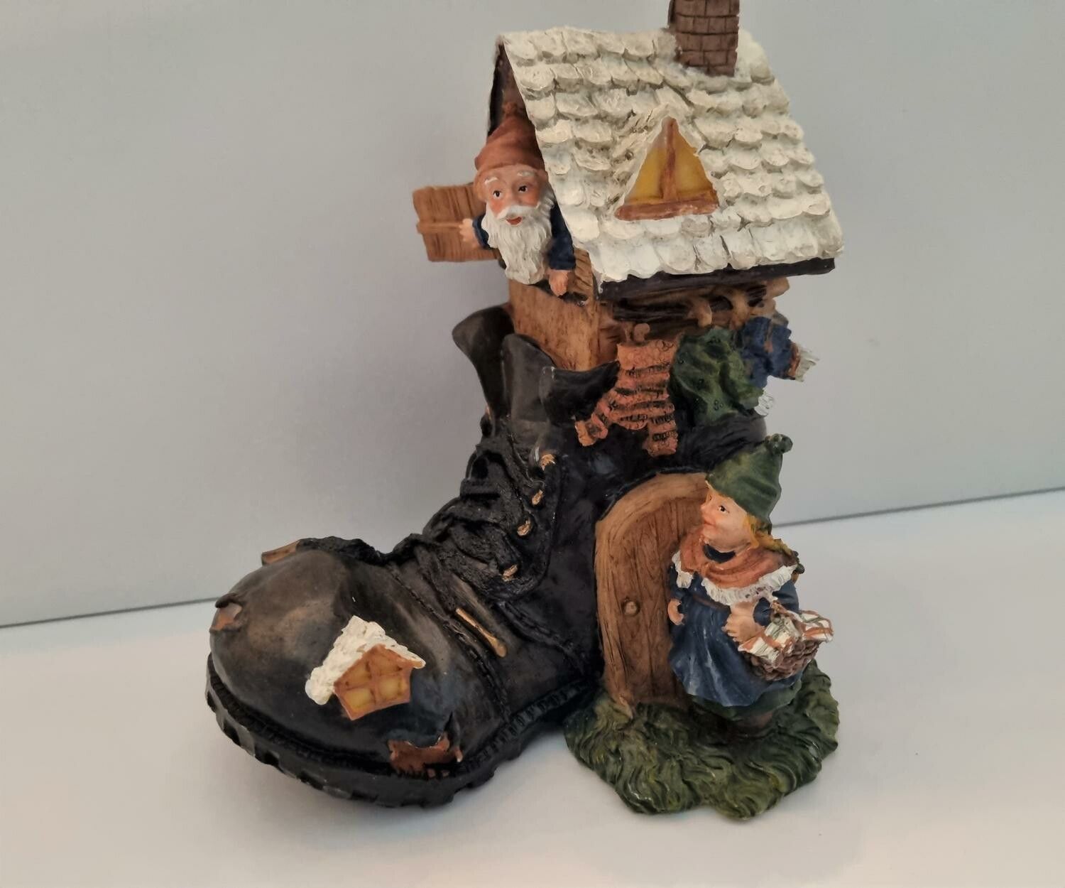 Handmålad figurin,  Tomtesko, tomteskohus (330 gram)