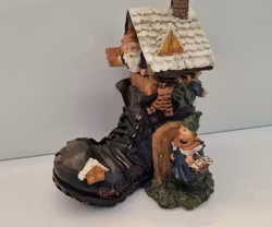 Handmålad figurin,  Tomtesko, tomteskohus (330 gram)