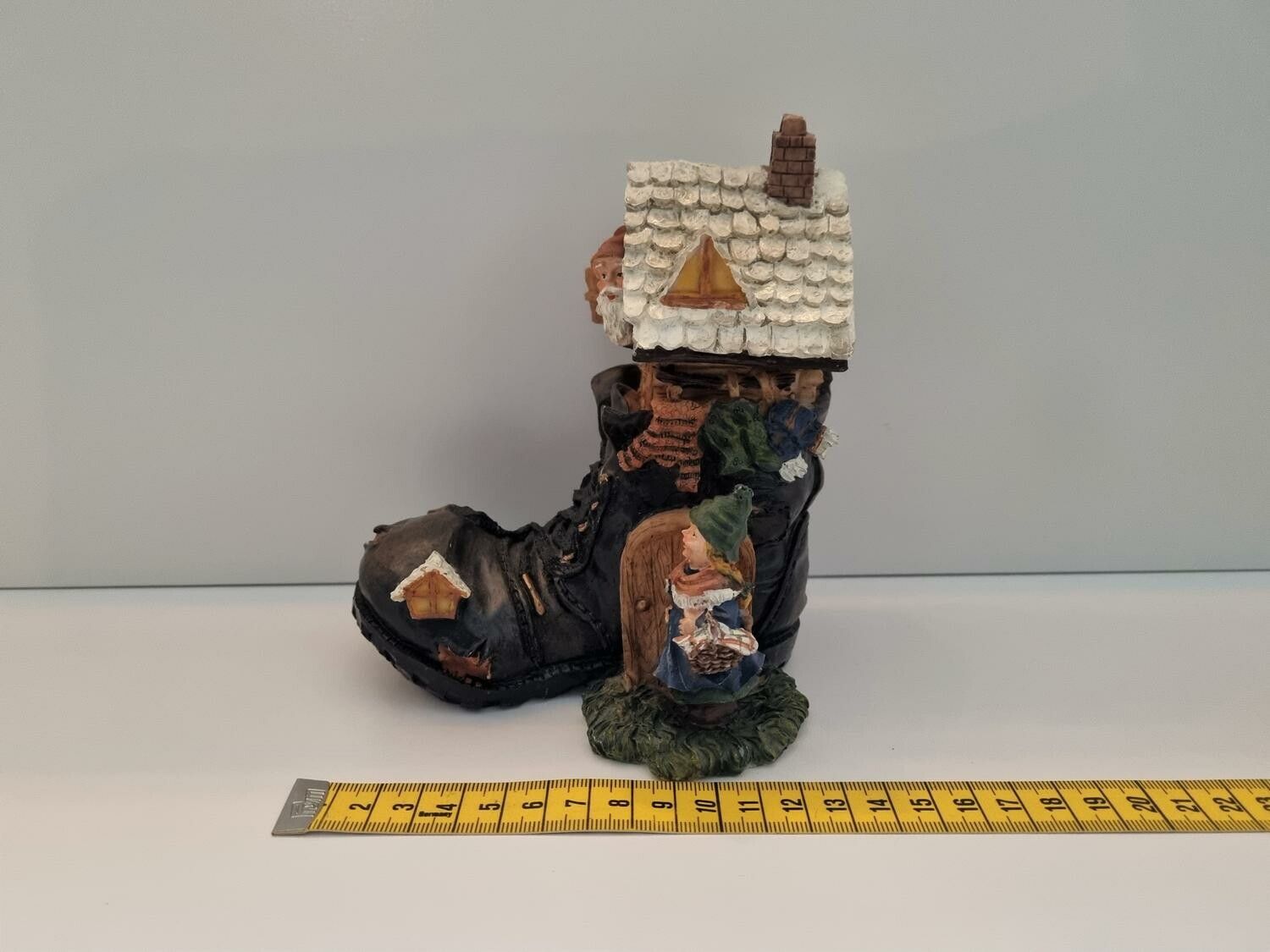 Handmålad figurin,  Tomtesko, tomteskohus (330 gram)