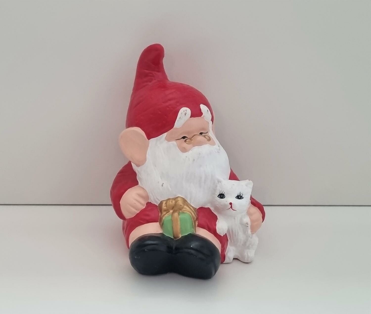 Handmålad figurin, jultomte med katt (247 gram)
