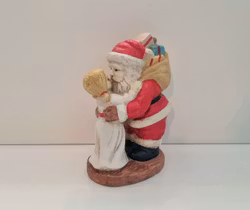 Handmålad figurin, jultomte som pussar flicka (580 gram)