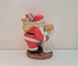 Handmålad figurin, jultomte som pussar flicka (580 gram)