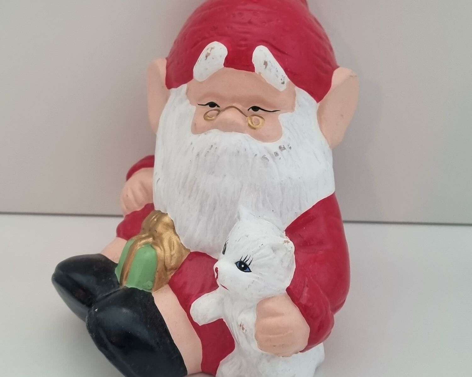 Handmålad figurin, jultomte med katt (247 gram)