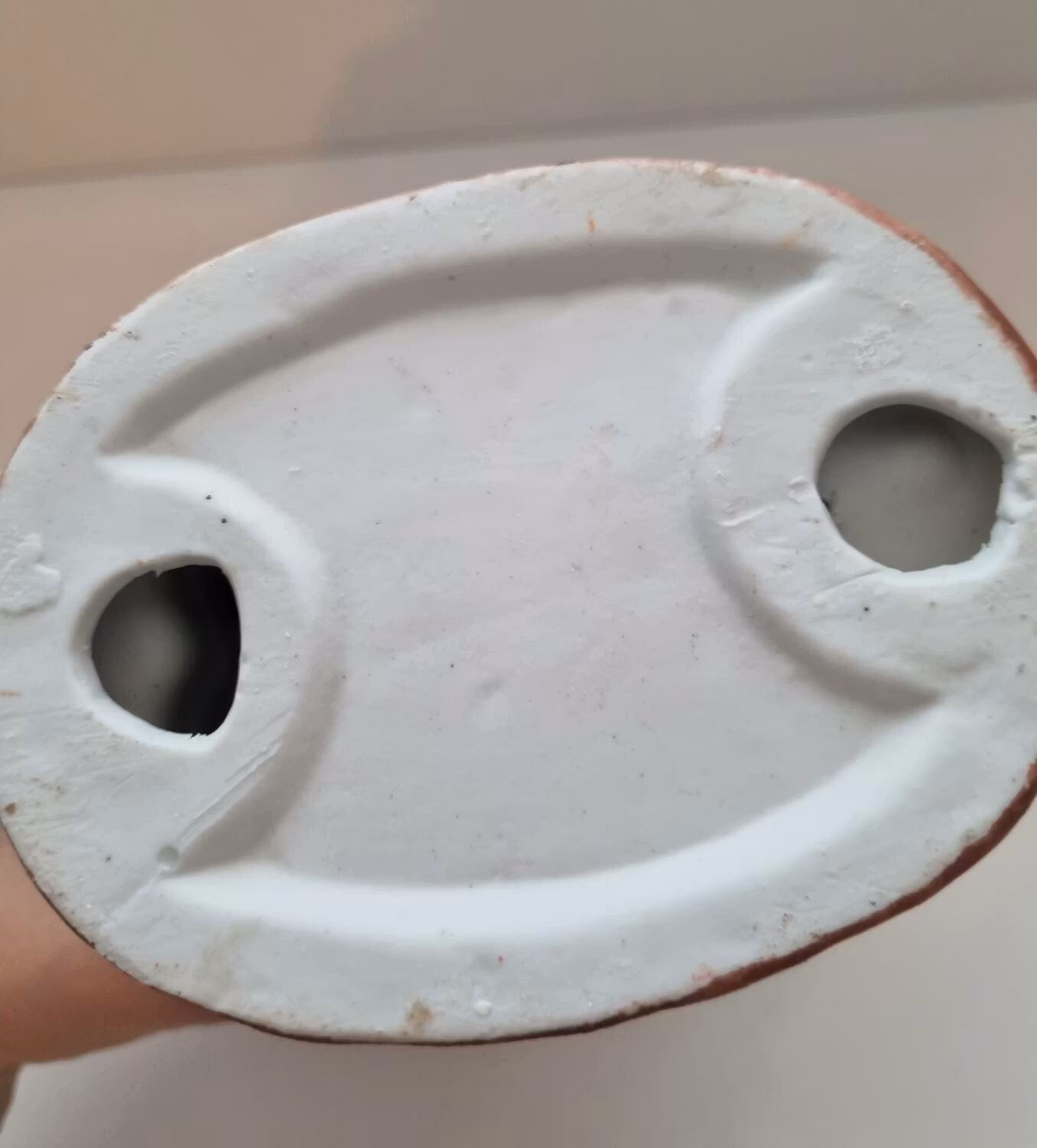 Handmålad figurin, jultomte som pussar flicka (580 gram)