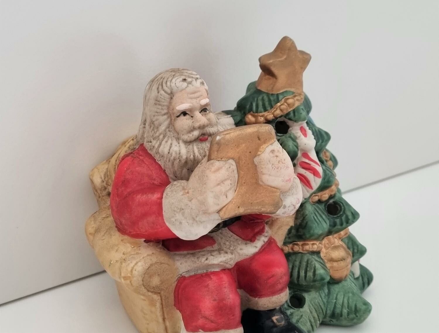 Handmålad figurin, jultomte i fåtölj. Plast för stearinljus (169 gram)