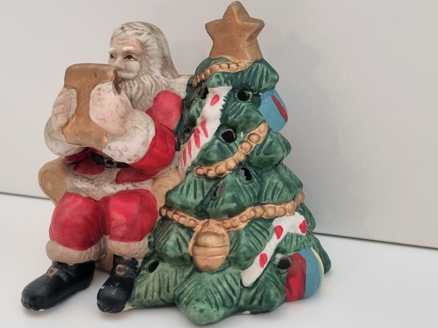 Handmålad figurin, jultomte i fåtölj. Plast för stearinljus (169 gram)